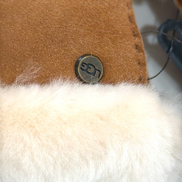 ✨ UGG® Genuine Dyed Shearling Suede Gloves– Chestnut – Ultra Soft & Gift-Ready ✨ - Picture 3 of 9